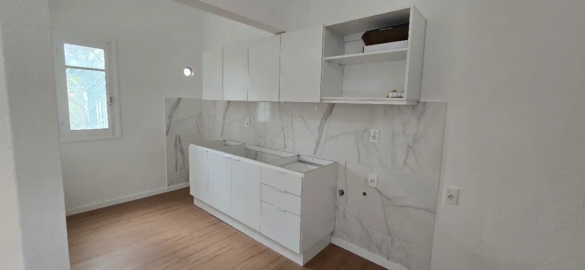 Cocina a medida en melamínico blanco 18mm