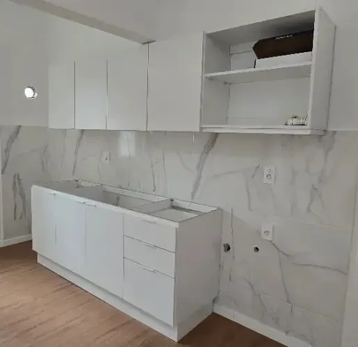 Cocina a medida en melamínico blanco 18mm